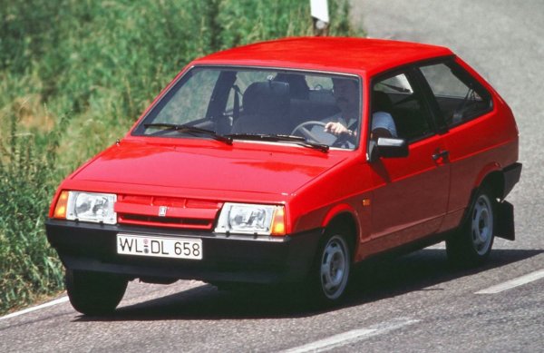 Такава висока оценка от британците може да се обясни просто: по това време двигателят ВАЗ-2108 наистина е доста модерен. Той се отличава от своя предшественик с различно междуцентрово разстояние между цилиндрите, задвижване на разпределителя на запалването директно от разпределителния вал, компактен газоразпределителен механизъм с регулиращи шайби и тласкачи, безконтактна система за запалване и високо съотношение на компресия, което позволи на двигателя да работи с необогатена смес. Подобно на „петицата“, „Спутник“ получава задвижване със зъбен ремък вместо традиционното верижно задвижване. Някои елементи на двигателя, подобно на много други системи, са лицензирани от чуждестранни производители – по-специално системите за захранване (Solex, Франция) и системите за охлаждане (Sofica, Франция), буталната група (Kolbenschmidt, Германия), буталните пръстени (Riken, Япония), уплътнението на цилиндровата глава (Elring, Германия).
С добро масло двигателите ВАЗ-2108 могат да изминат до 250 хил. км. преди основен ремонт – наистина добър резултат на фона на декларираните от производителя 125 хил. км.